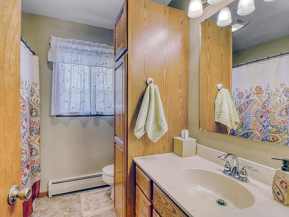 5th image of 35 Woodcrest Dr N