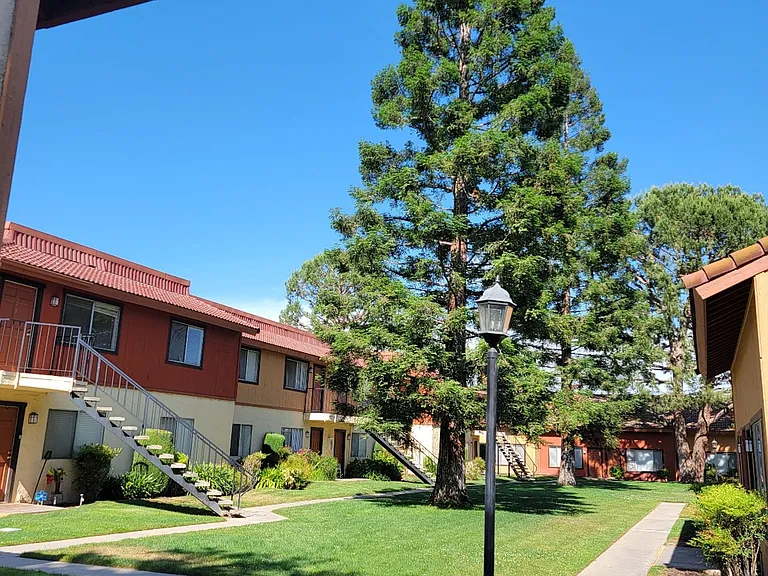 Sunburst Apartments — Photo 6