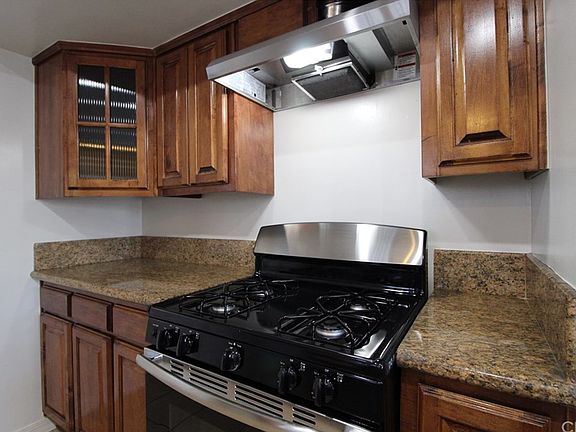 5th image of 800 W 104th St