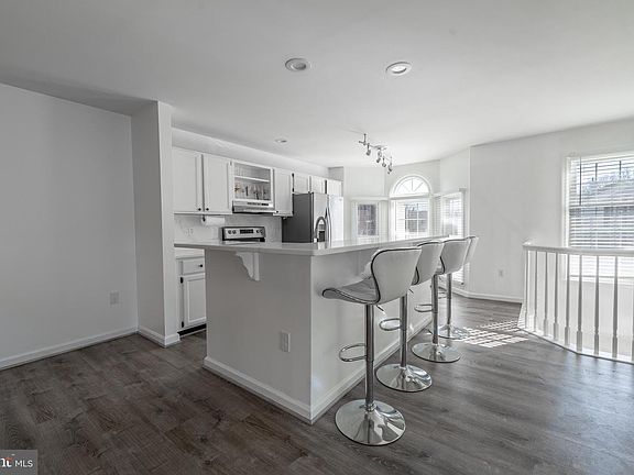 2nd image of 92 Victoria Sq