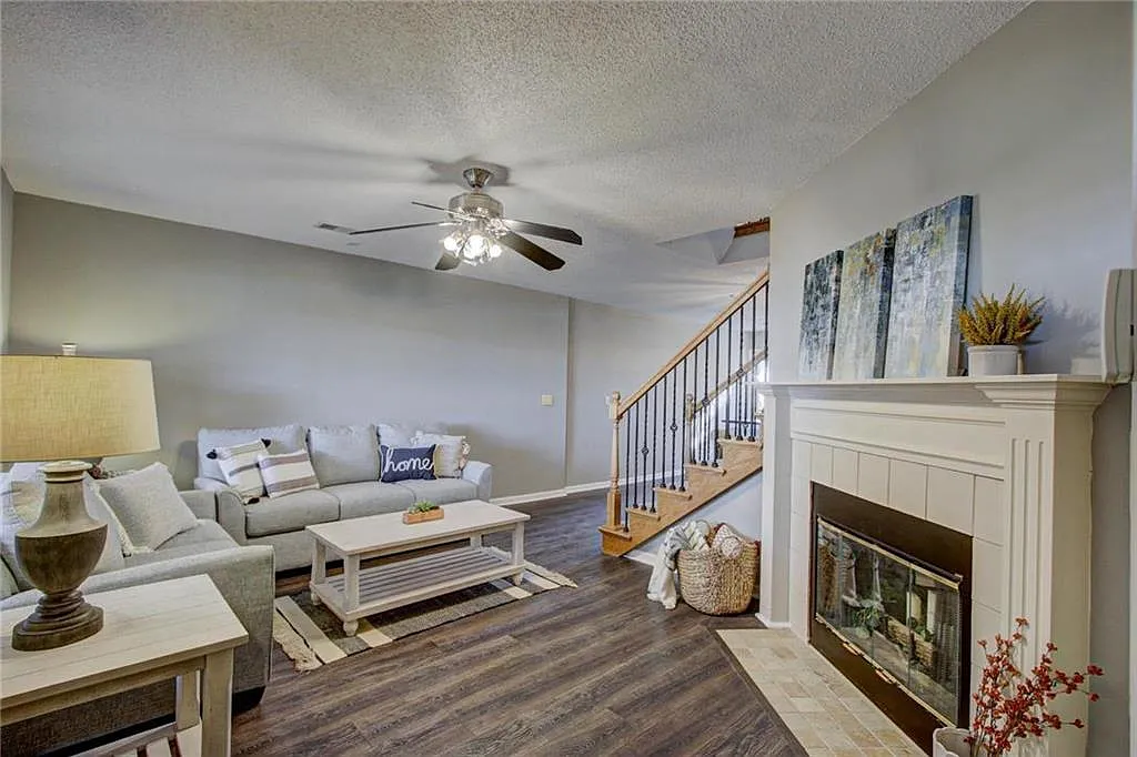 3 bed, 2.5 bath, 1222 sqft, $1,950 — Photo 2
