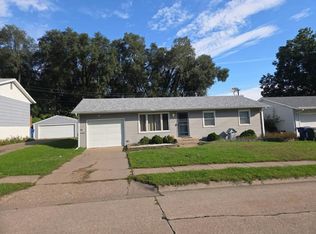1422 E 35th St, Davenport, IA 52807