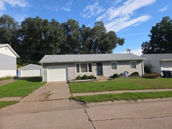 1422 E 35th St, Davenport, IA 52807