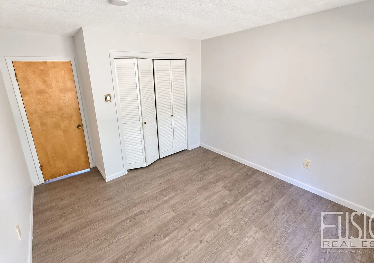 Warm & Inviting One-Level Condo In South Burlington - $1,000 Off Your First Month! — Photo 4