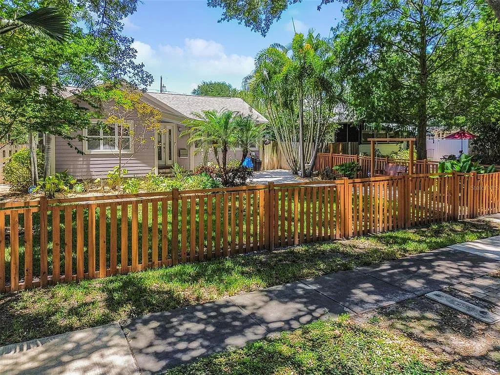 2 bed, 1.0 bath, 1231 sqft, $3,950 — Photo 2