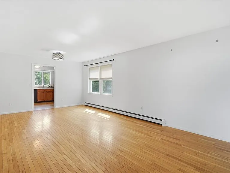 2 Lafayette Dr — Photo 6