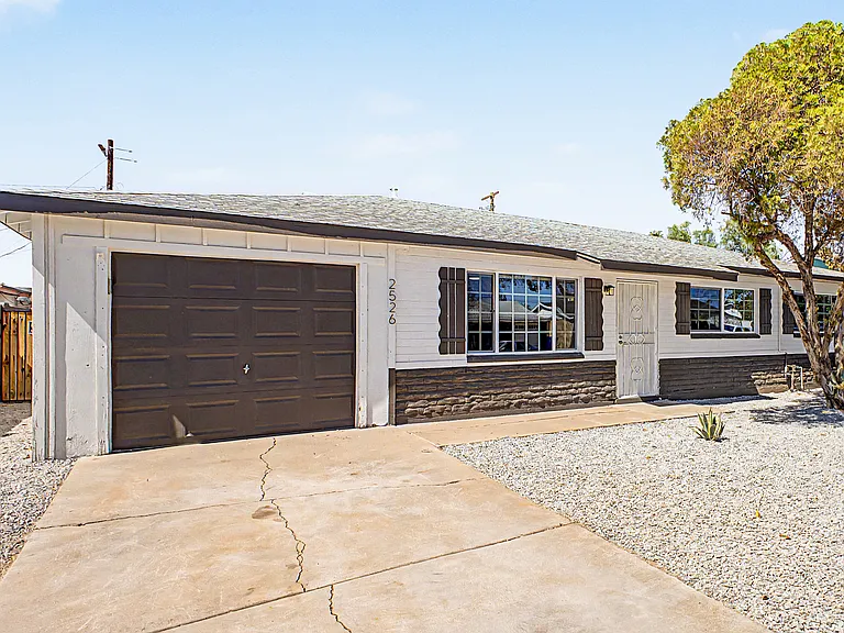 2526 W Orchid Ln — Photo 3