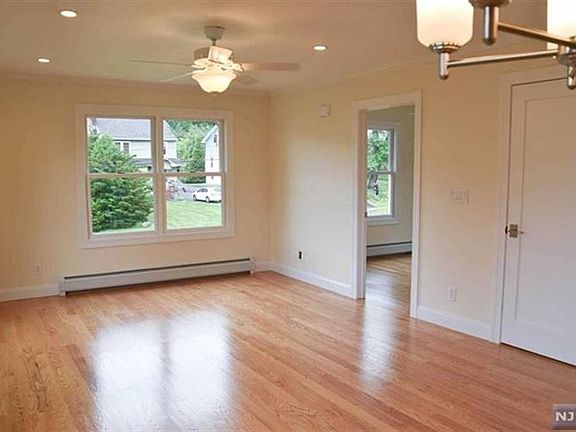 3rd image of 52 Hill St