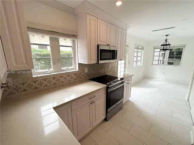 2504 Alhambra Cir — Photo 4