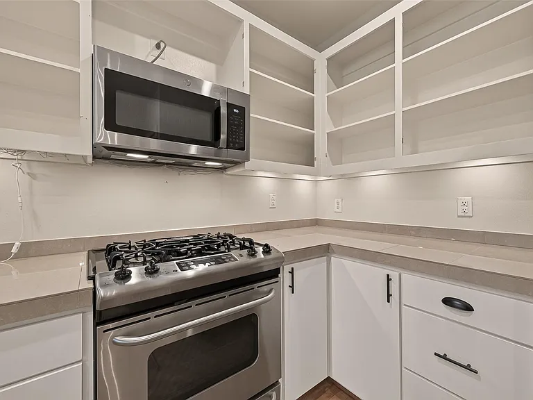 733 W 22nd St #D — Photo 18