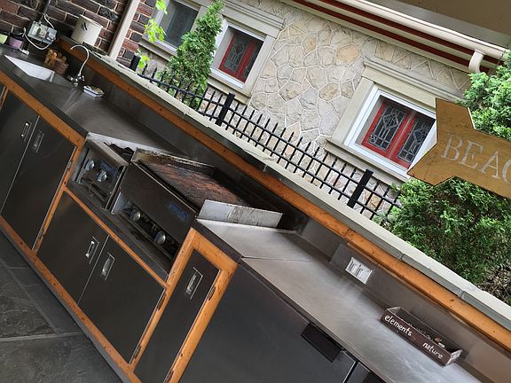 Outdoor Kitchen