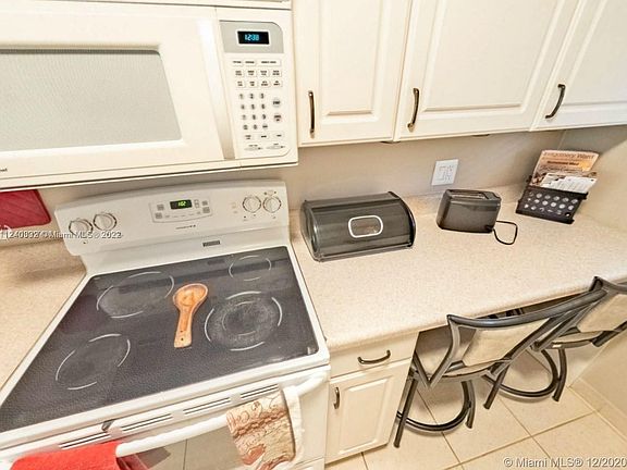 5th image of 9420 N Poinciana Pl #115