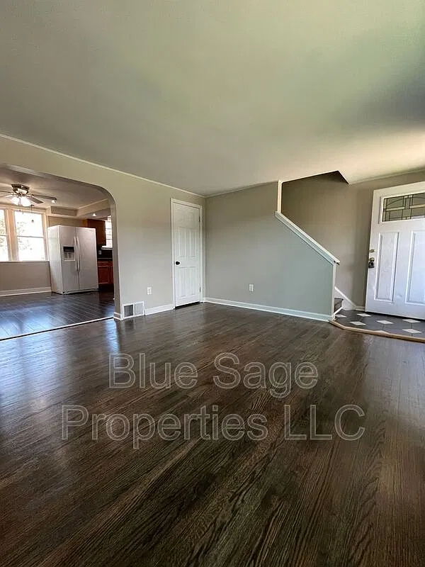 3 bed, 1.0 bath, 1008 sqft, $1,795 — Photo 4