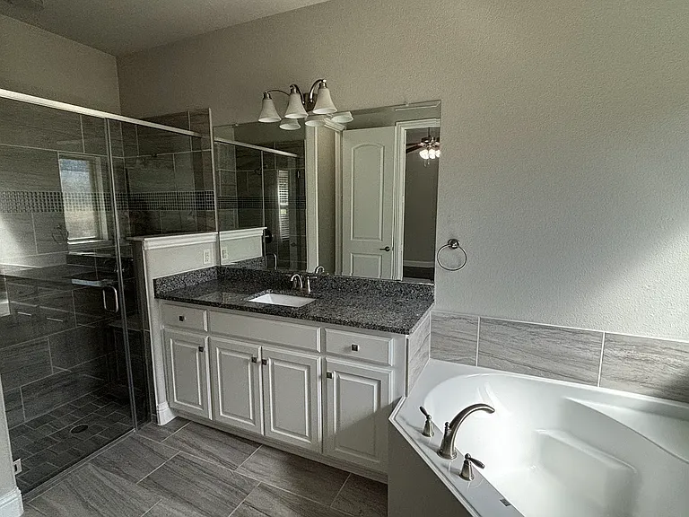 560 Darian Dr — Photo 12