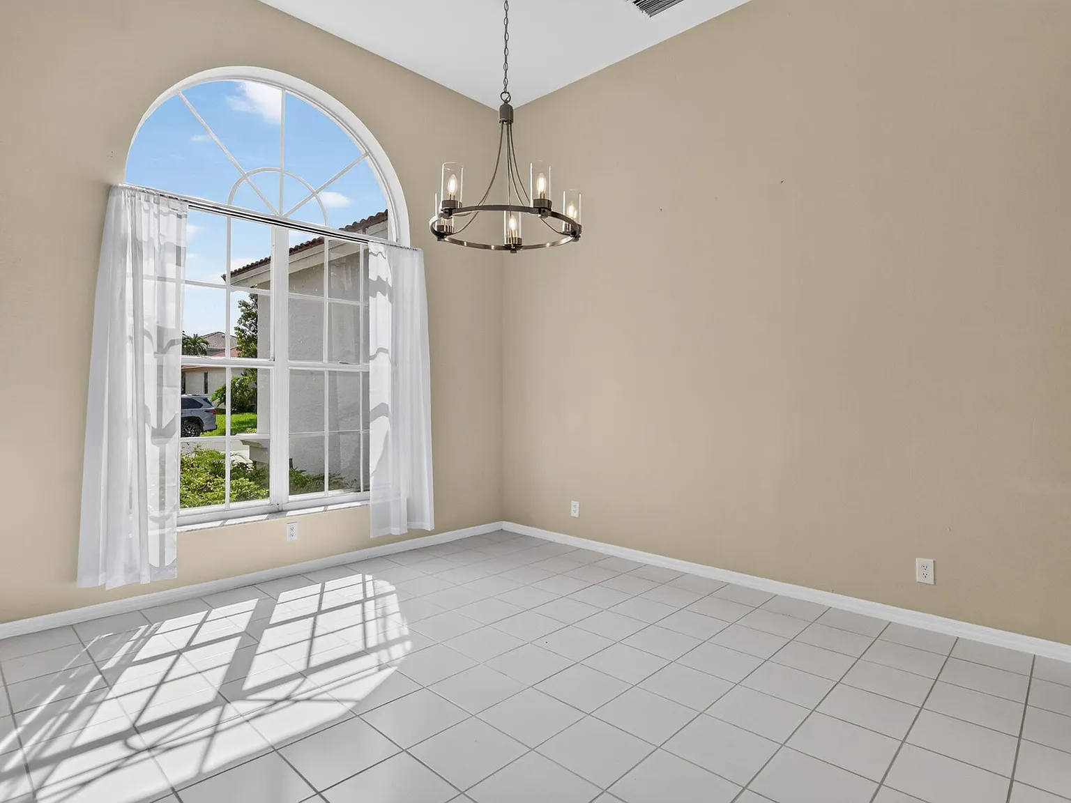 3 bed, 2.0 bath, 2095 sqft, $5,000 — Photo 4