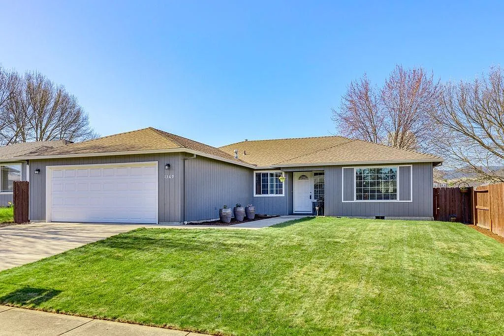 1369 Vista Dr photo 1
