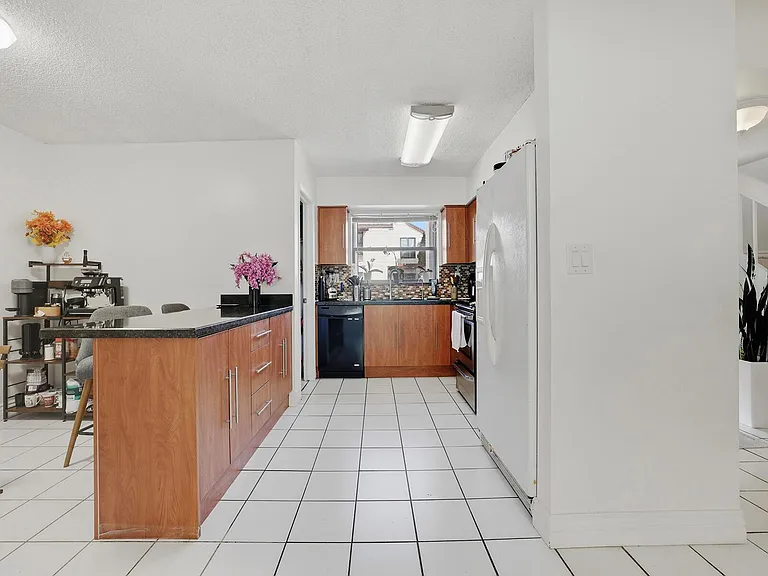 9702 NW 5th Ln #9702 — Photo 6