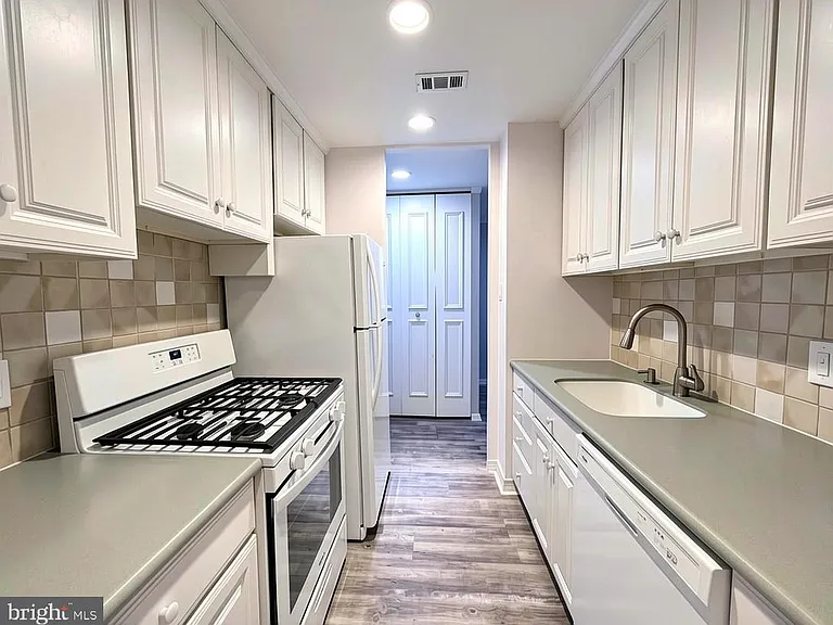 6100 Henry Ave #4I — Photo 7