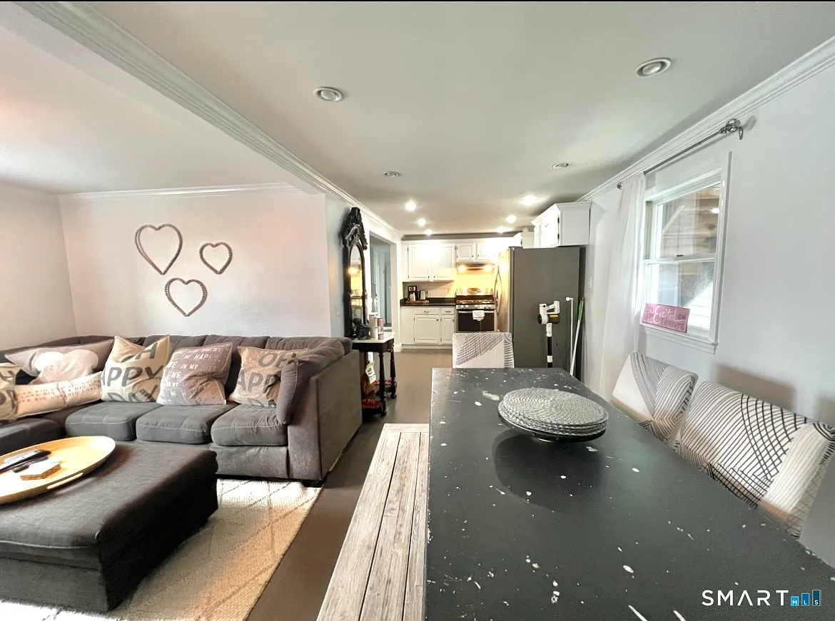 5 bed, 3.0 bath, 2058 sqft, $5,200 — Photo 4