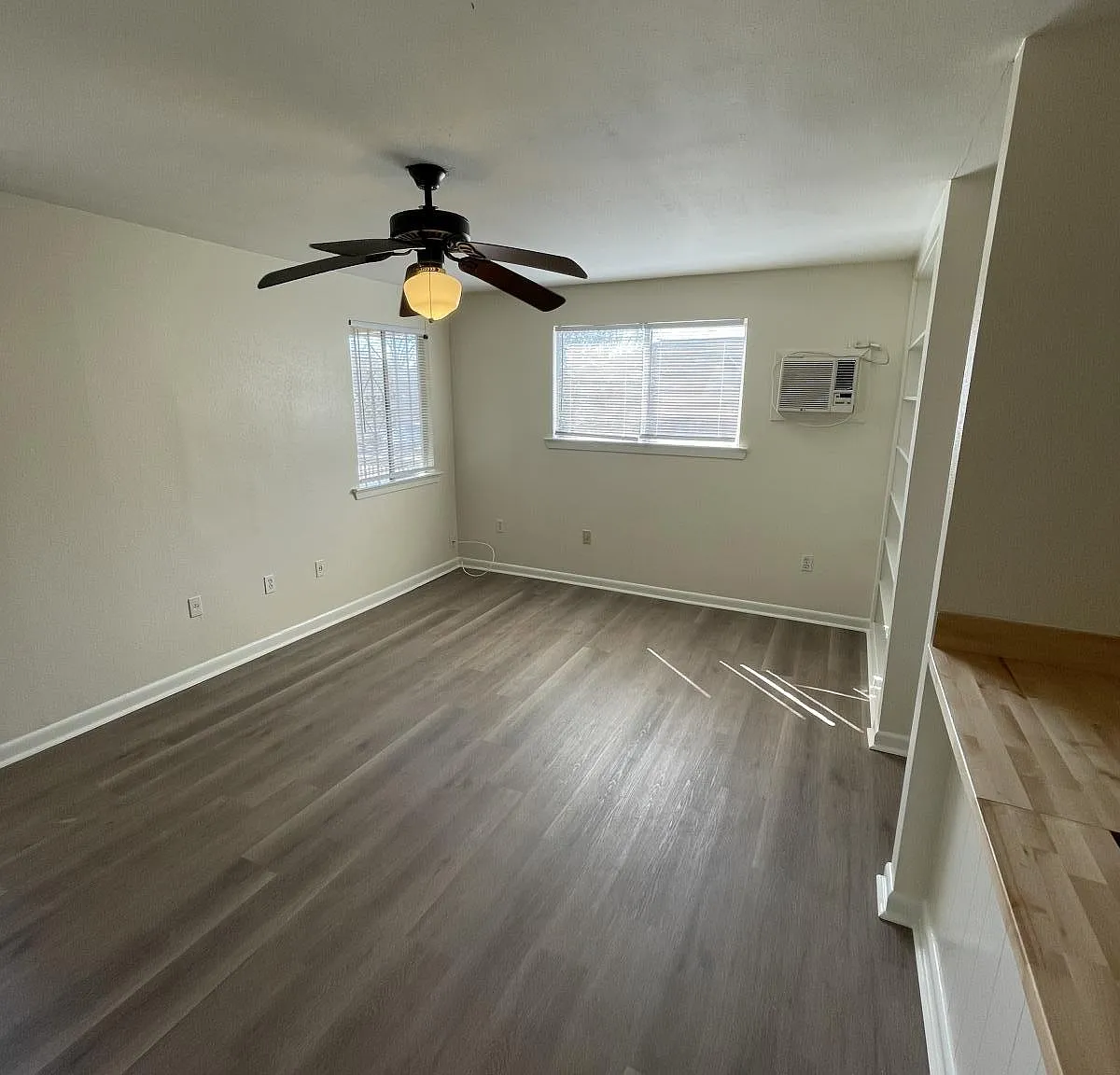 115 S Leo St — Photo 2