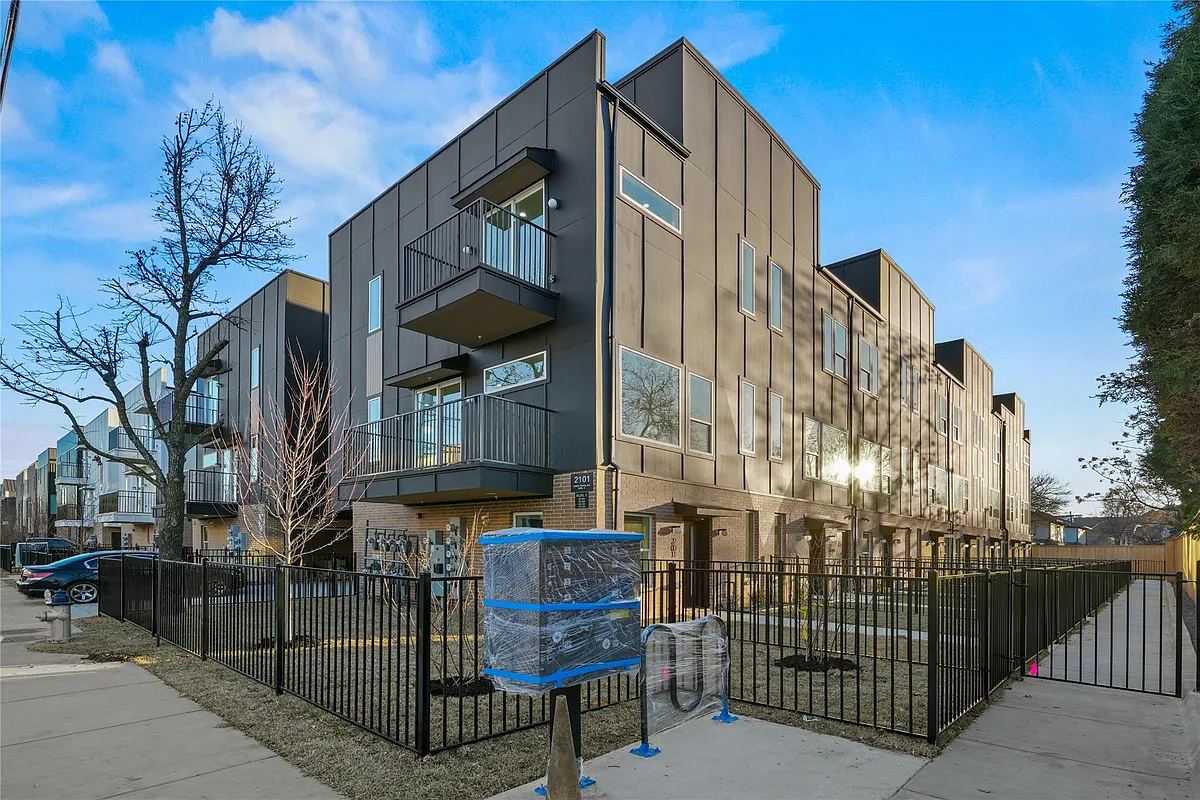 Building Photo - 2101 N Prairie Ave #201
