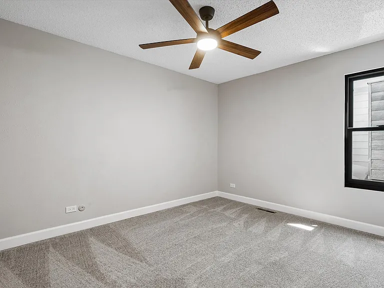 2815 S Locust St — Photo 22