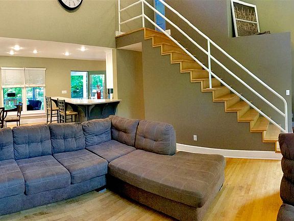 3rd image of 615 Mountain St