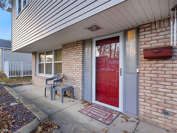 3rd image of 848 Mapleridge Dr