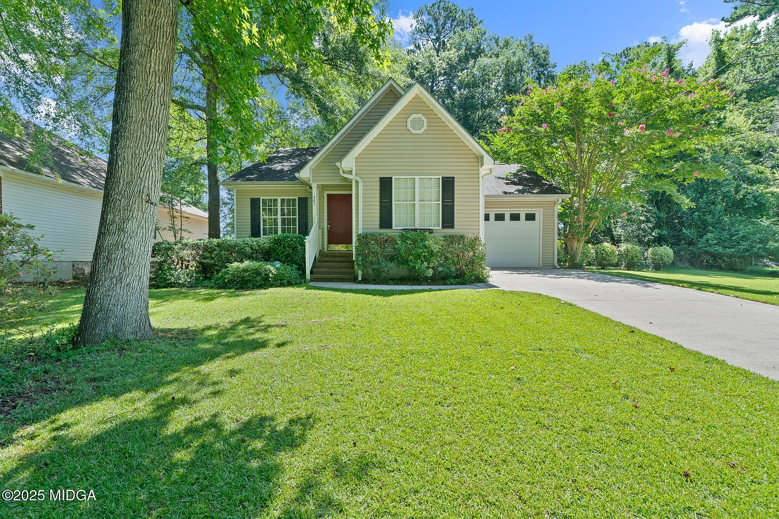 605 Brooks St photo 1