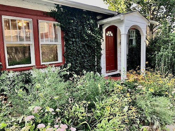 Like a little English cottage.