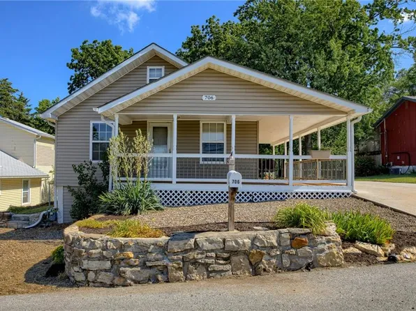 706 NE 39th Ter, Kansas City, MO 64116