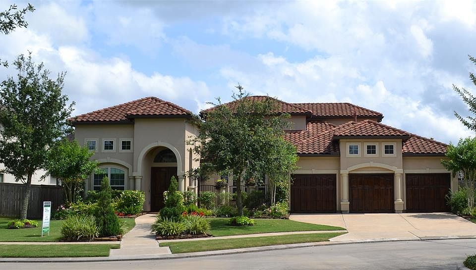 Sought after 1.5 story on cul-de-sac in beautiful Riverstone. This section of Riverstone is conveniently located to shopping and restaurants. Great home for entertaining family & friends!