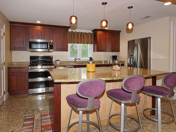 3rd image of 18 Buckingham Dr