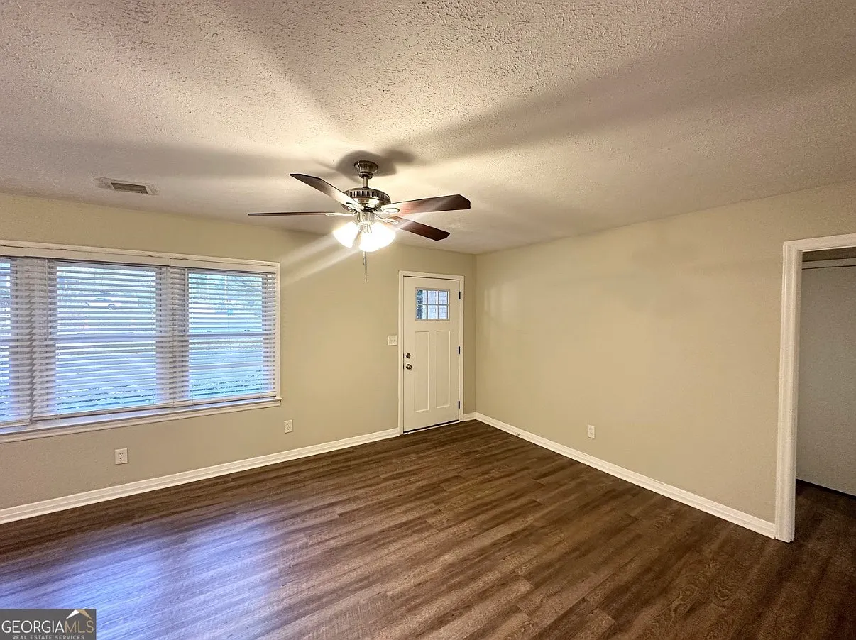 1737 McKenzie Dr — Photo 3