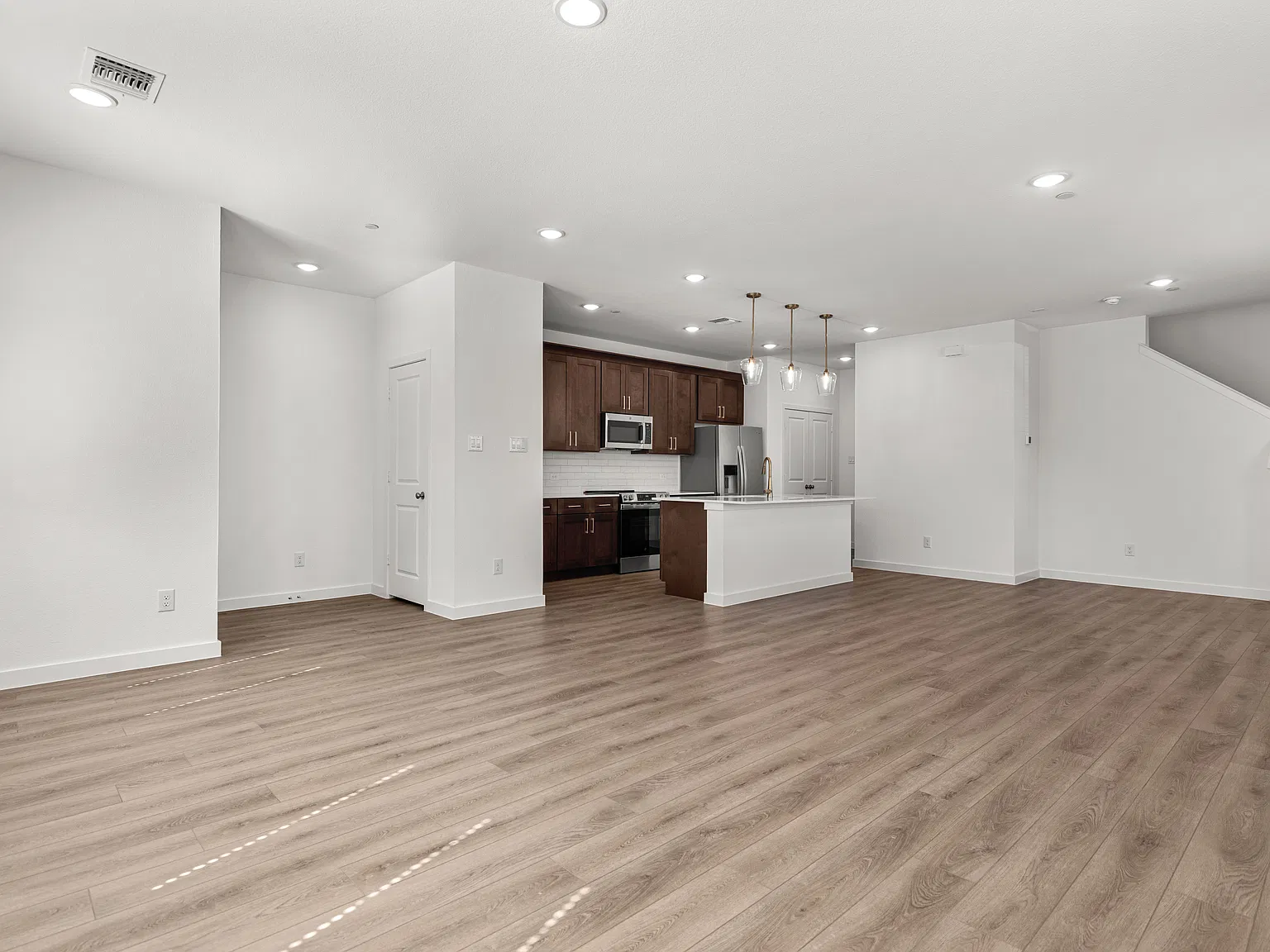 3 bed, 2050 sqft, $2,495 — Photo 4