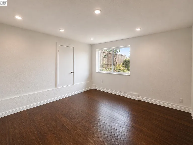 Palisades Dr — Photo 6