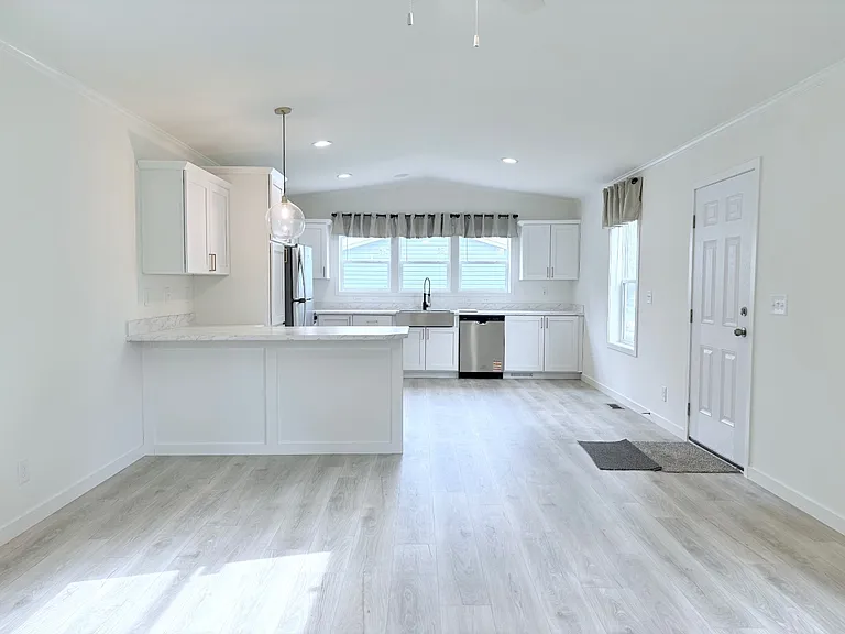 402 Lily Ln — Photo 5