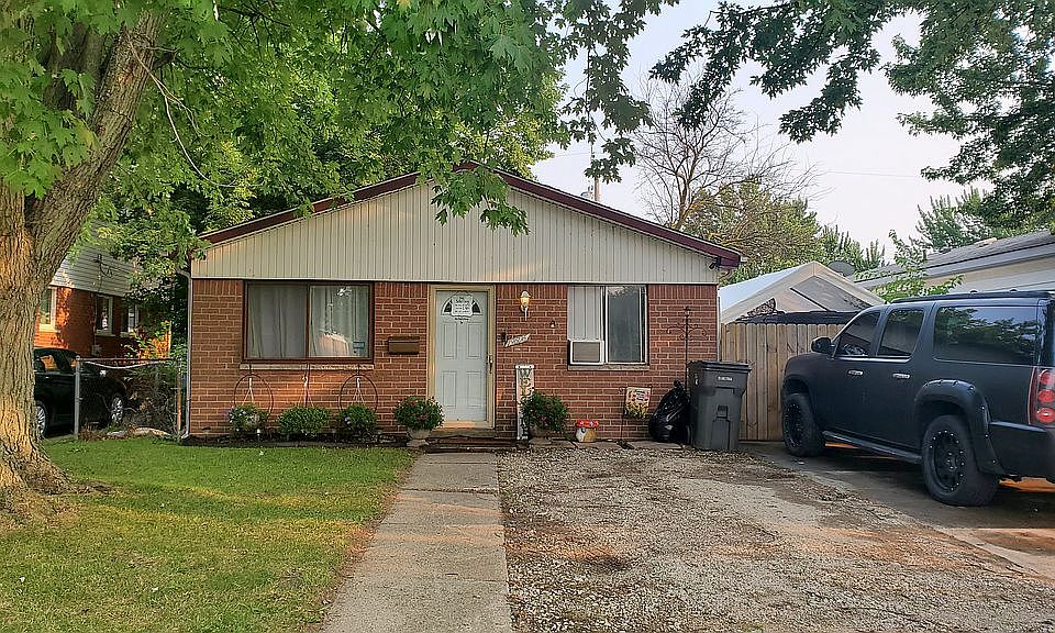 Front of home. Gravel parking