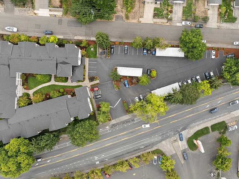 A bird's-eye view of Park View Apartments_beautifully landscaped and conveniently located.