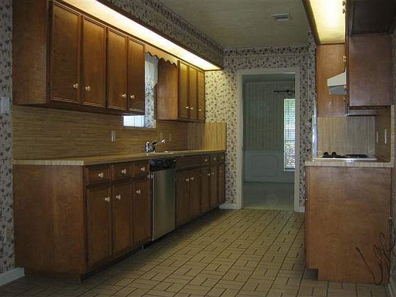 5th image of 6880 Saratoga Cir
