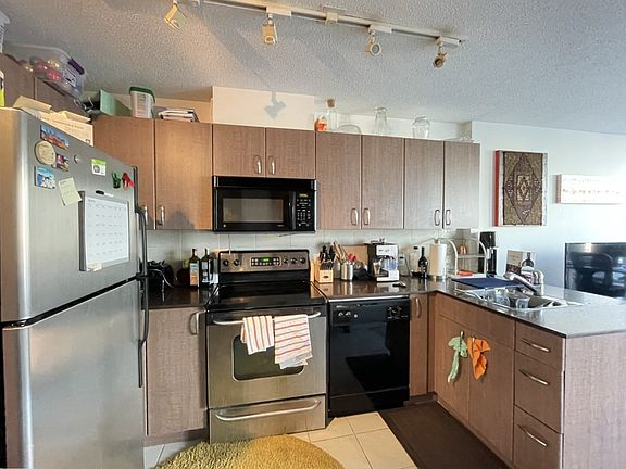 2nd image of 610 Granville St #1709