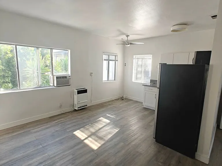 1439 N Curson Ave — Photo 14