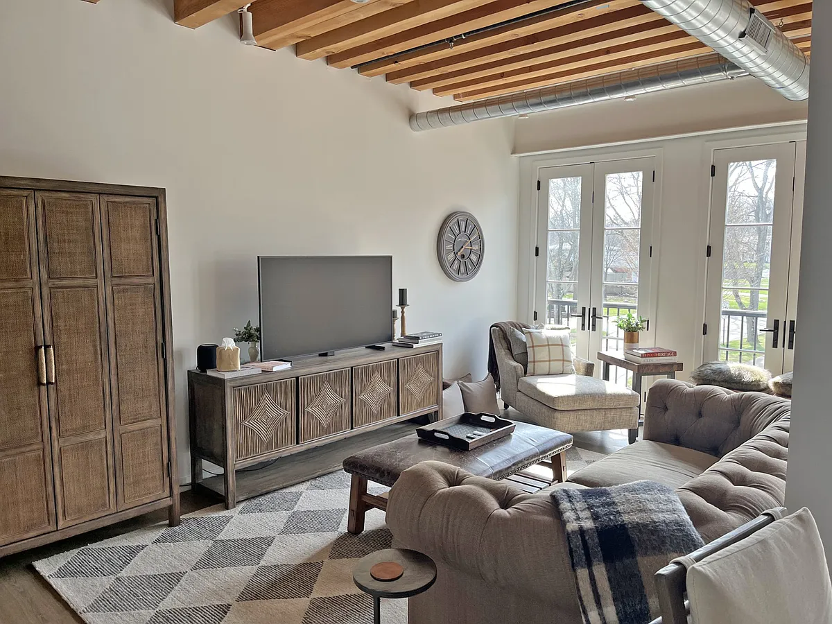 Living Area - 1401 N Western Ave #21