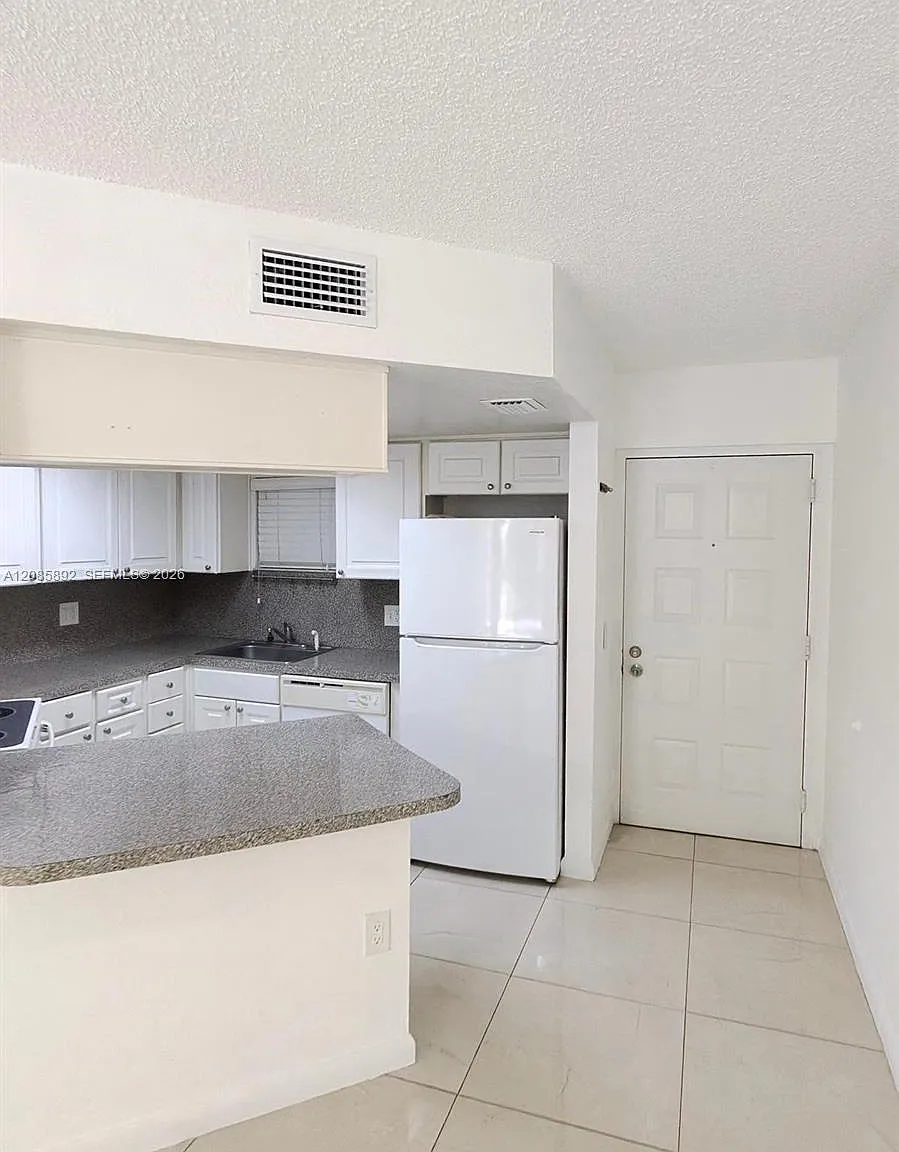Las Vistas At Doral Condo — Photo 2