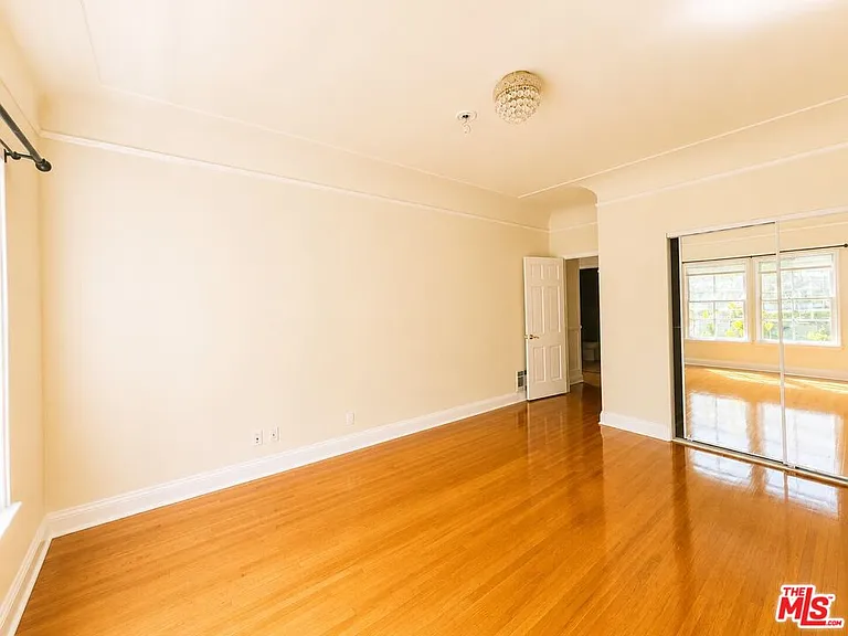 9945 Robbins Dr #102 — Photo 11