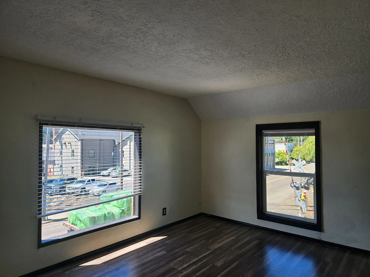 Cute Upstairs Unit in Newberg — Photo 3