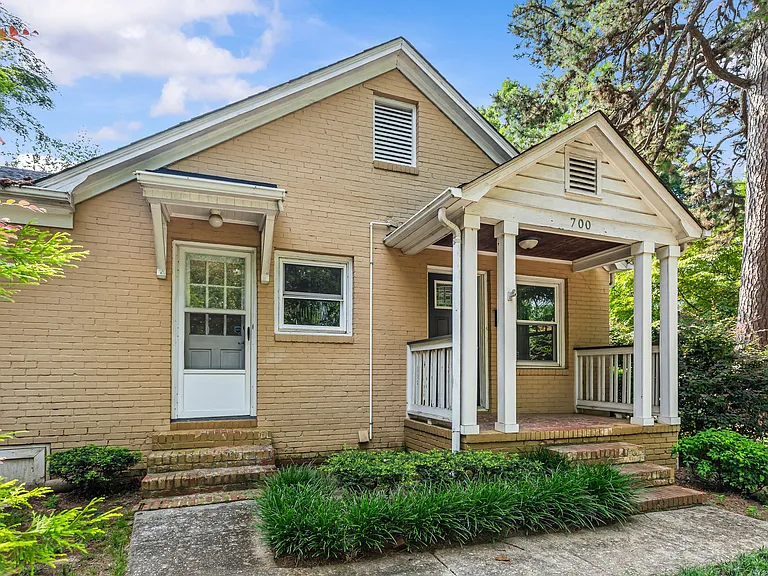 2301 Laburnum Ave — Photo 2