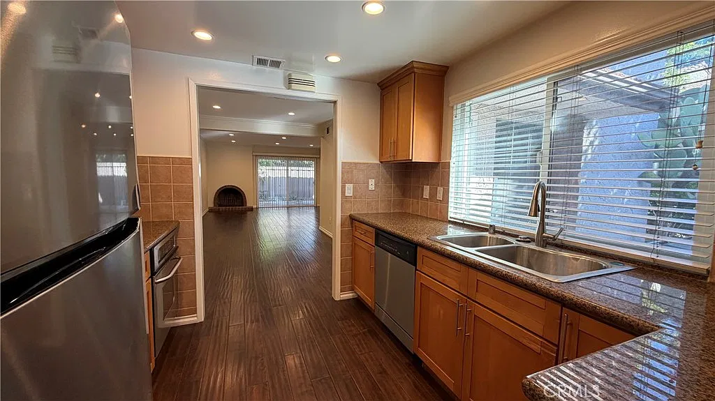 4 bed, 1716 sqft, $4,000 — Photo 3