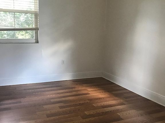 5th image of 921 NE 14th Ave