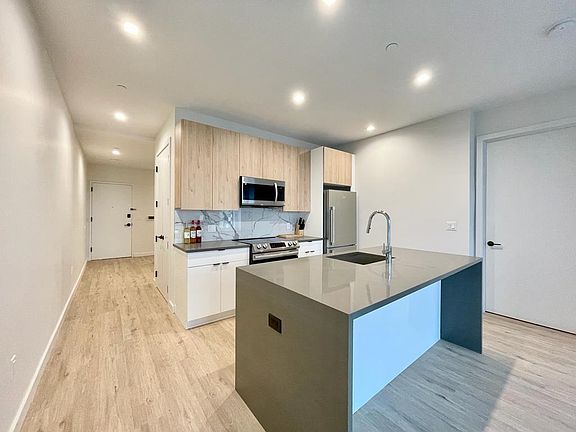 3rd image of 307 Pine St Penthouse 6